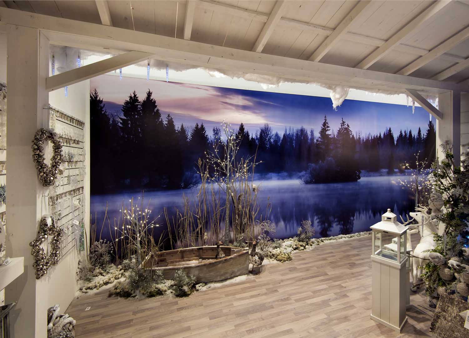Expovorm showroom decorated for winter season with seasonal decorations, showcasing festive and inviting display concepts.